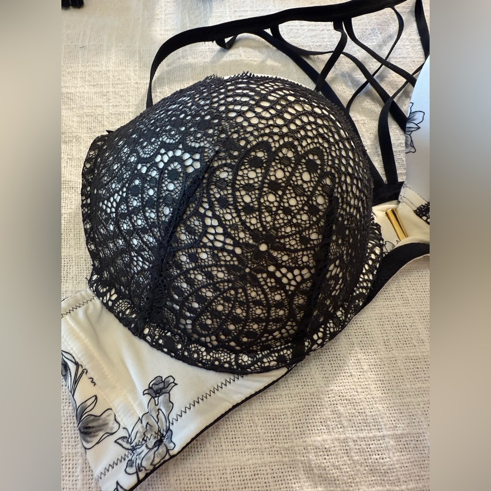 Sexy Cacique Black and Cream Lace Razorback, Front Closure Bra, Size 44b - Picture 7 of 7